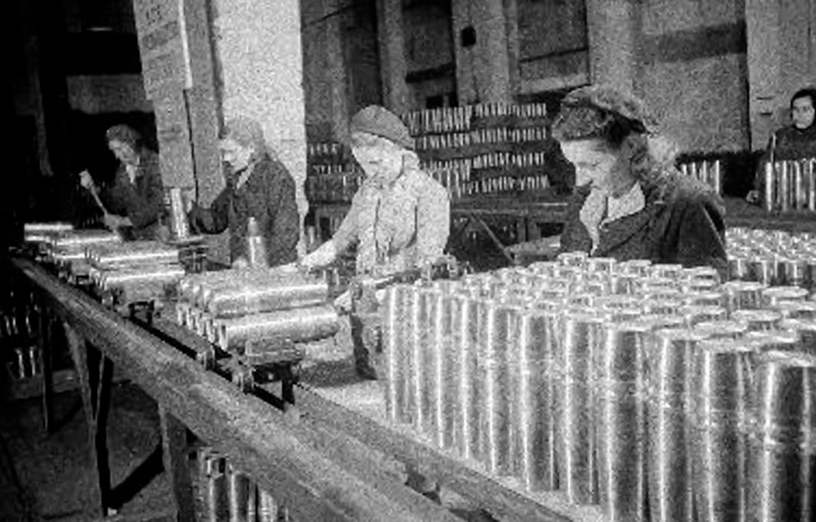 Изготовление артиллерийских снарядов на оборонном заводе. Фото Якова Халипа. 1942–1943 годы