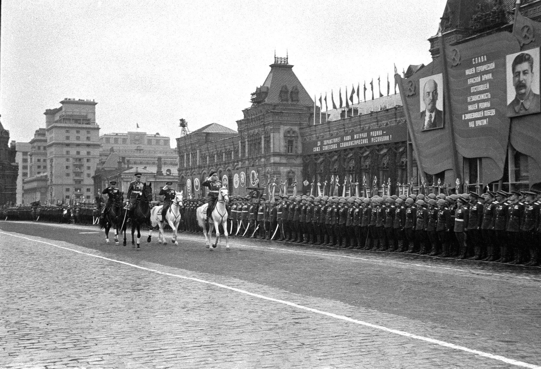 Где проходил первый парад. Парад Победы 24 июня 1945. Парад Победы в Москве 1945 Жуков. Парад на красной площади 24 июня 1945. Первый парад Победы в Москве 1945.