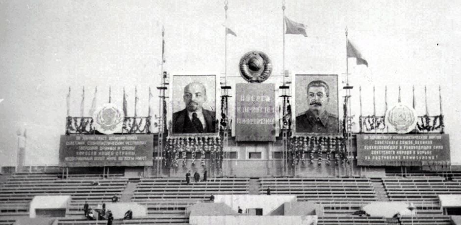 Трибуны стадиона &laquo;Динамо&raquo; в Первомайские дни. Автор &ndash; М.Чернов. Дата съёмки &ndash;1950-е гг.