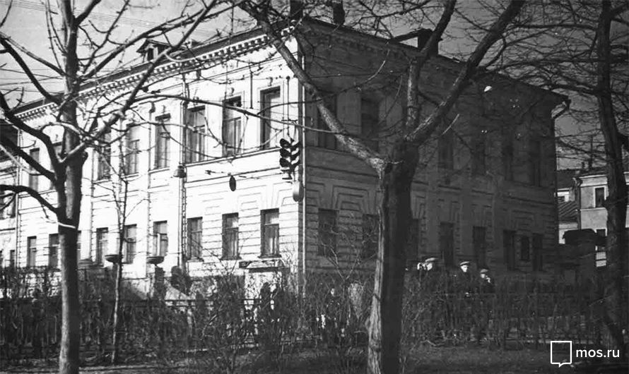 18 Pokrovsky Boulevard, where the author used to live. By I.Yakushev and N.Yakusheva. Moscow. 1963