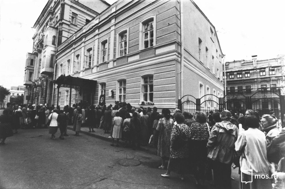 У Дома-музея М.И. Цветаевой в день его открытия. Фото В. Мариньо. 12 сентября 1992 года