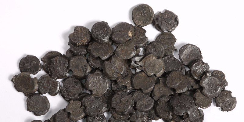 На Софийской набережной нашли клад почти из 200 свинцовых пломб