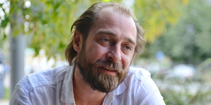 «Они называют меня батей». Режиссер Владимир Панков — о работе с молодежью и успехе