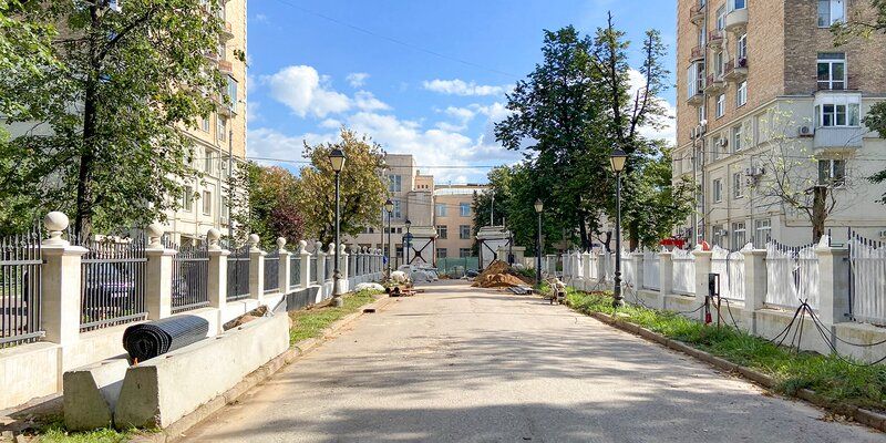 Basement for The Four Seasons: restorers save the pylons of the front gate of the Alexandrinsky Palace