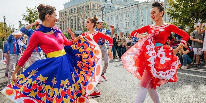 Хождение по канату и спектакли со всего мира: как отпраздновали День города на Тверской улице