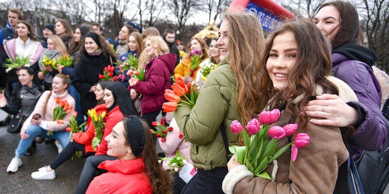 Забеги с цветами, кошачий квест и женские образы: как отметить 8 Марта