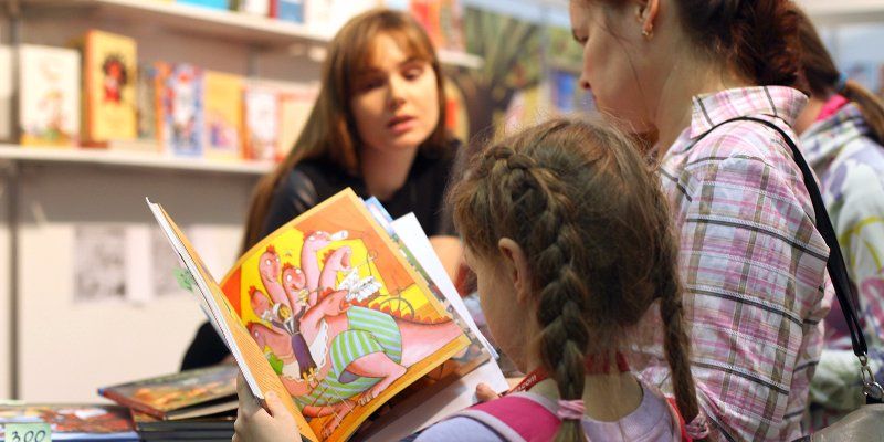 Слабовидящие дети получат в подарок книги с объемными аппликациями