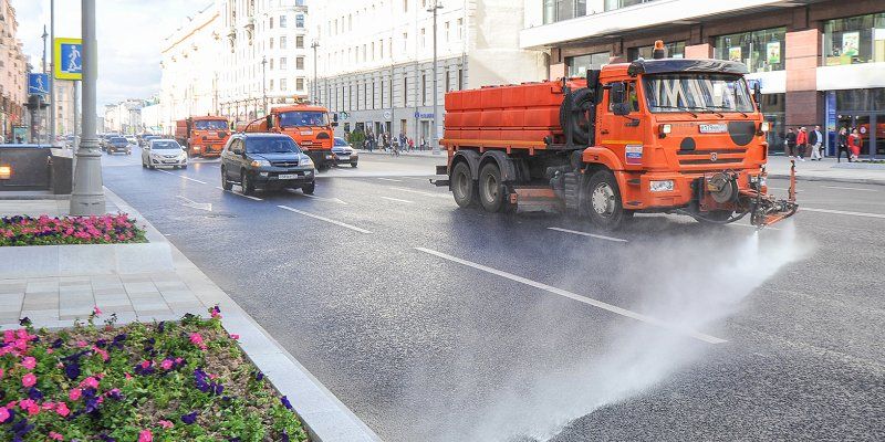Жара в столице: на улицы вывели всю поливомоечную технику