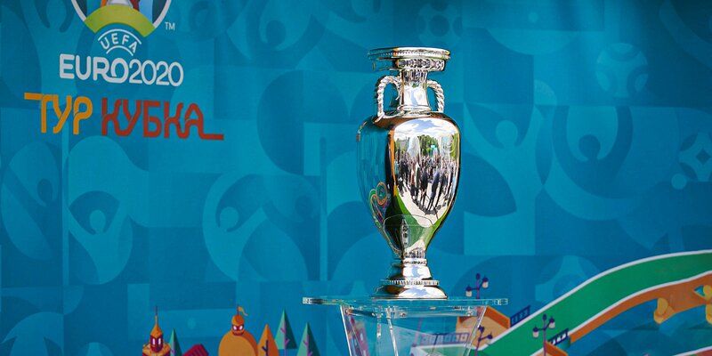 В Парке Горького показали кубок чемпионата Европы по футболу