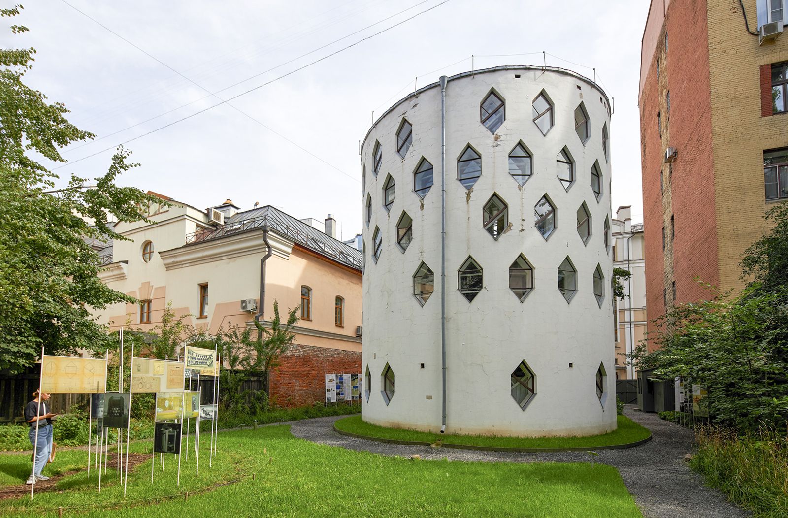 Headlight house and horseshoe garage: Studying the buildings 