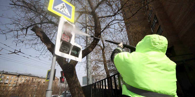 Душ для светофора: транспортную инфраструктуру готовят к теплому сезону