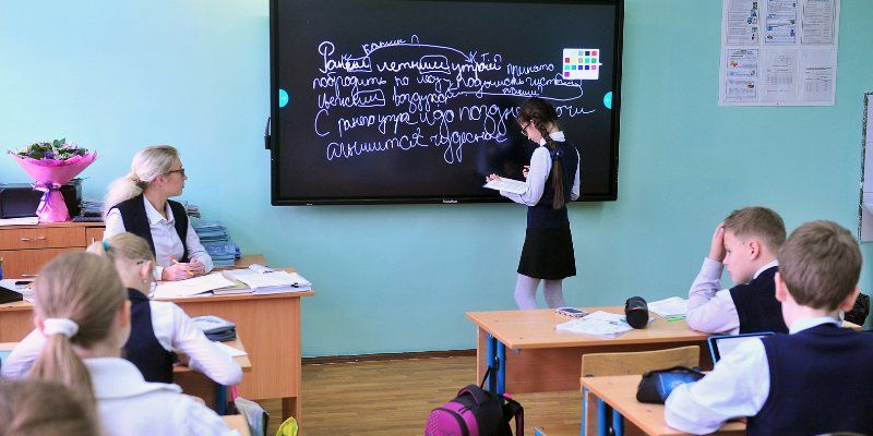 Самых лучших учителей наградят почетным знаком