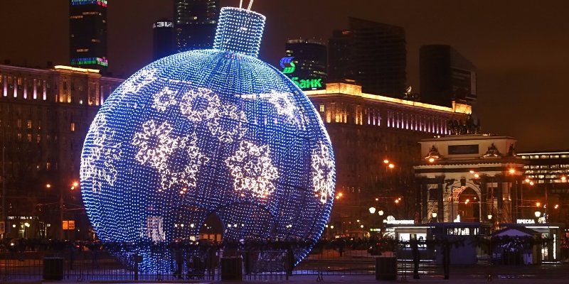 На Поклонной горе начали собирать самый большой елочный шар в мире