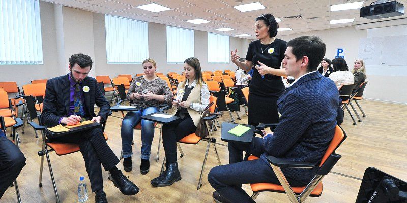 Барменов, таксистов и персонал гостиниц научат английскому к ЧМ-2018