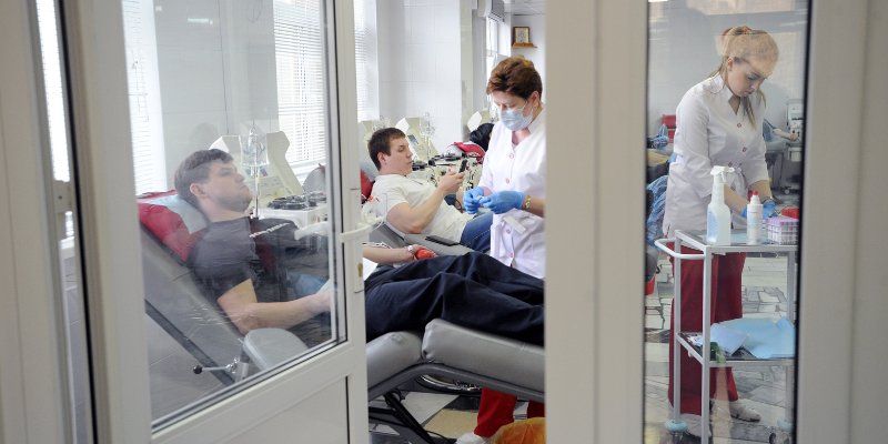 Накануне Национального дня донора в Москве собрали более 400 литров крови