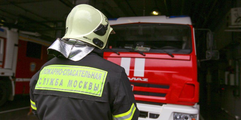 На Пятницкой улице тушат пожар в жилом доме