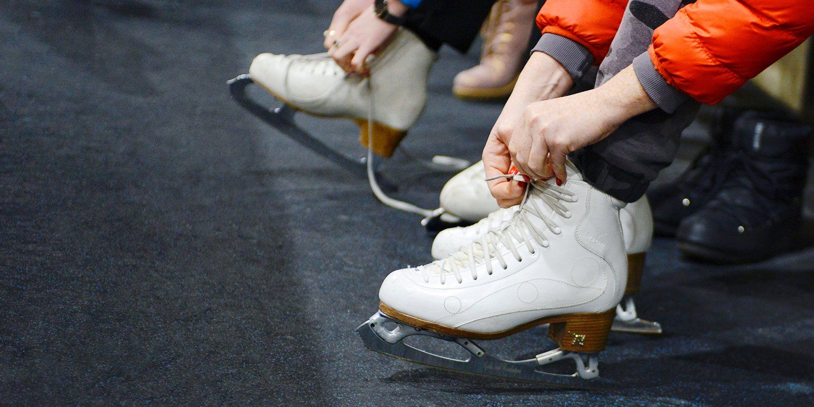 Танцы на льду: в каких парках открыты школы фигурного катания