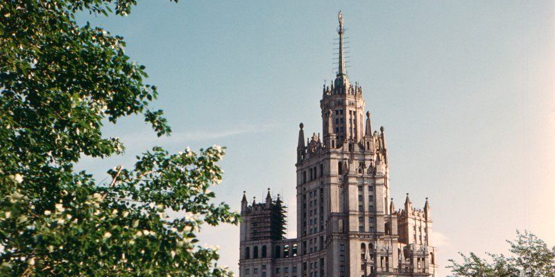 У подножия легенды: как благоустраивали двор высотки на Котельнической