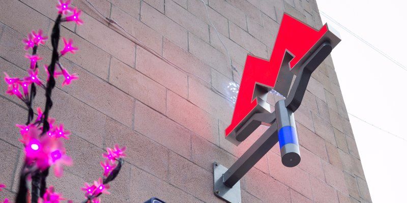 Буква М на входе в метро останется красной