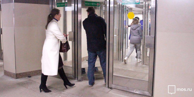 Пассажиров подземки попросят придерживать входные двери в вестибюли