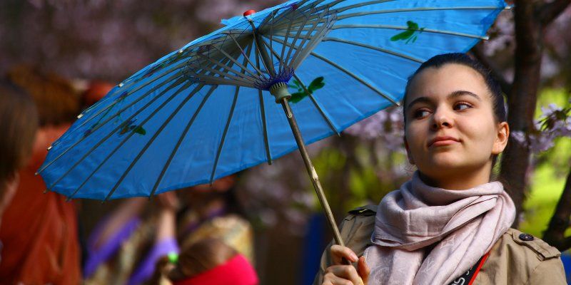 Необычные шляпы и яркие зонтики: в столице пройдет весенний парад