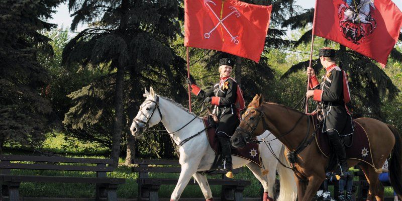 Искусство верховой езды продемонстрирует кавалерийский почетный эскорт