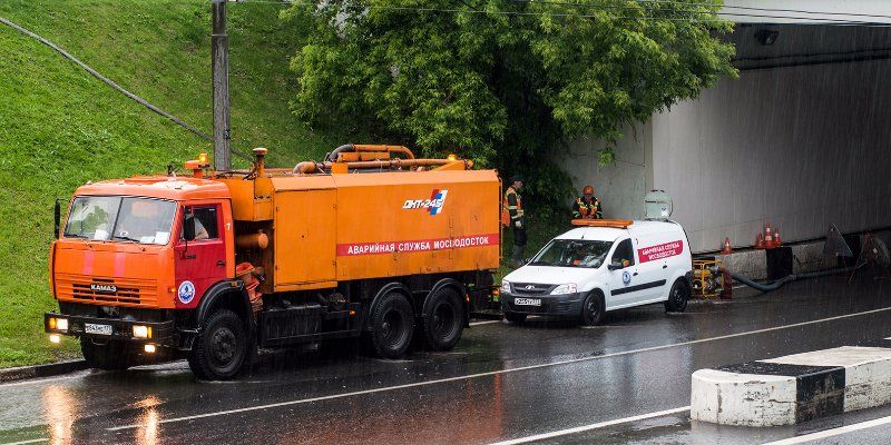 Более 300 бригад Мосводостока перешли на круглосуточное дежурство