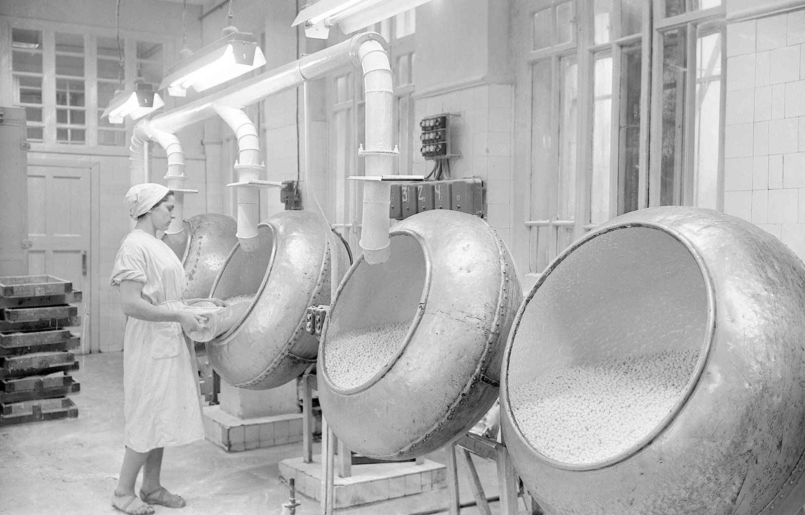 Production of polio vaccine pills at the Marat Confectionery Factory. Photo by B. Trepetov, V. Shadrin. 16 January 1962. Main Archive Department of Moscow