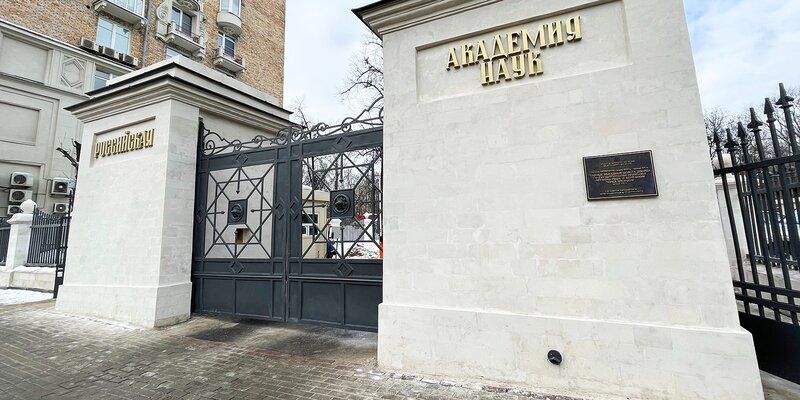 Возвращение жемчужины: парадные ворота Александринского дворца установили на историческое место