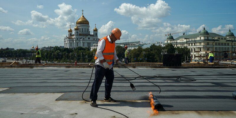 На правобережной части Большого Каменного моста начали укладывать асфальт