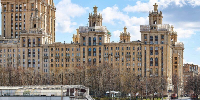 Крыши жилых корпусов здания бывшей гостиницы «Украина» отремонтируют