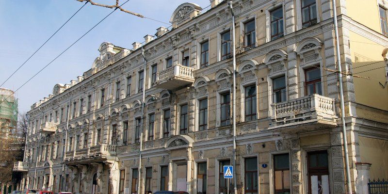 Началась реставрация Дома с атлантами на Солянке