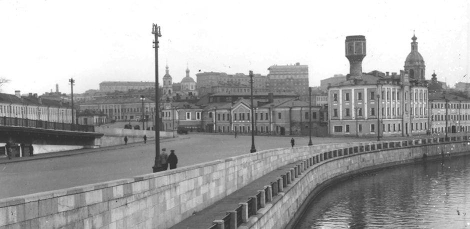 Вид на Устьинскую набережную с Малого Устьинского моста через р. Яузу. Дата съёмки &ndash; 1930-е гг. Архивный фонд города Москвы
