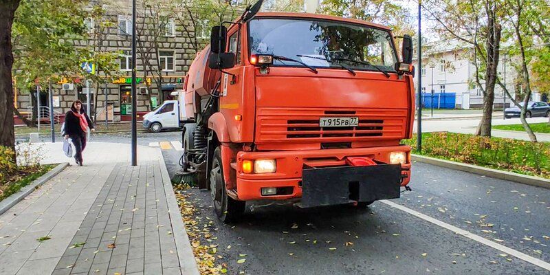 Городские службы убирают листву с дорог четыре раза в день