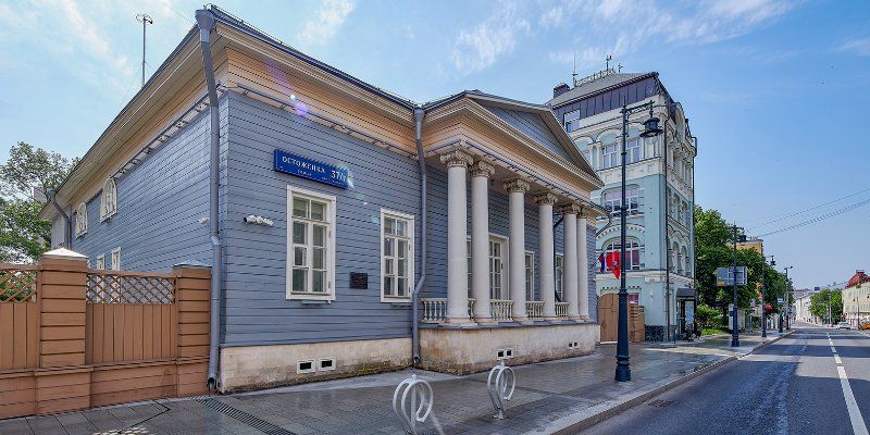 Tolstoy and Pushkin, their homes without them, plus the history of wooden houses in Moscow