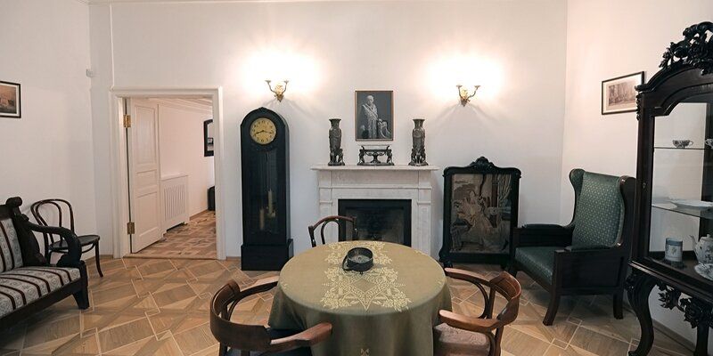 Секретер Раневской и паровозик Мура. Любимые экспонаты хранителя Дома-музея Цветаевой