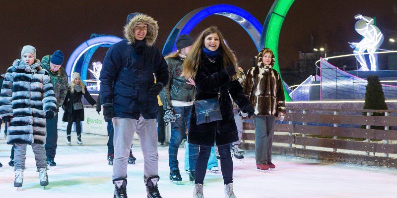 Хоккей в валенках и боулинг: как провести «Ночь на катке»