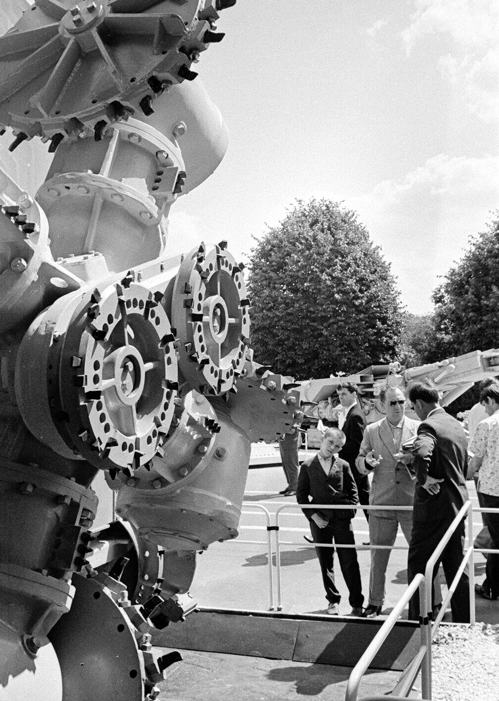Посетители международной выставки &laquo;Интергормаш-67&raquo; осматривают советский проходческий комбайн &laquo;Караганда&raquo;. Фото Б. Трепетова. 14 июля 1967 года. Главархив Москвы