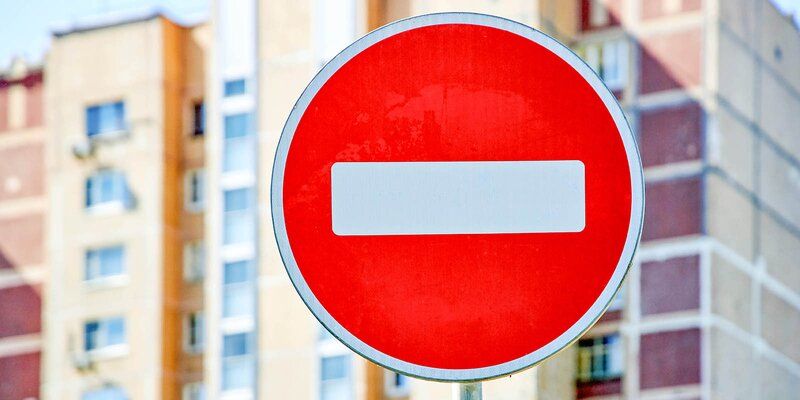 По просьбе жителей на Синявинской улице исключили транзитный проезд