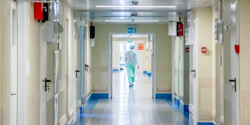 Причиной смерти пациента, умершего в больнице имени Е.О. Мухина, стала недостаточность внутренних органов