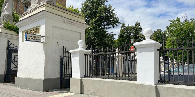 Парадные ворота Александринского дворца в Нескучном саду отреставрируют