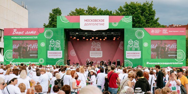 Участники «Московского долголетия» открыли летний сезон зарядкой в «Музеоне»