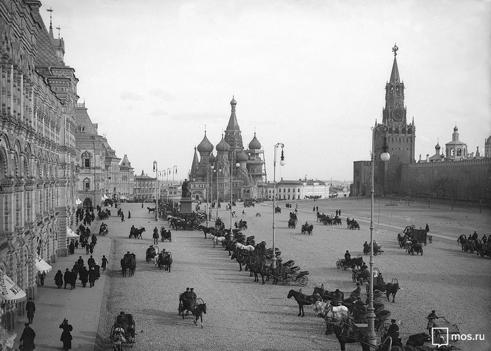 Вид на Красную площадь и Кремль со стороны Иверских (Воскресенских) ворот. Автор П. Павлов. Конец ХIХ — начало ХХ века