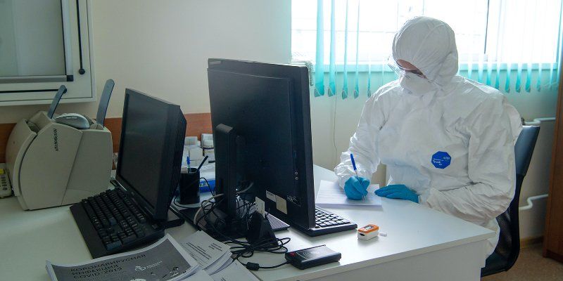 Количество новых заболевших коронавирусом держится на низком уровне с начала июля