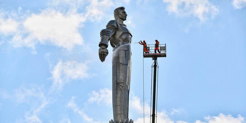 Более тысячи памятников промоют до конца апреля