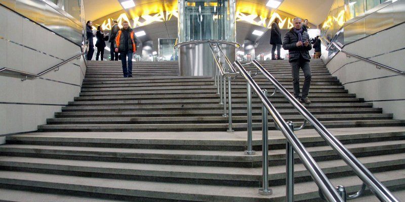 Более сотни подземных переходов оборудовали тёплыми ступенями