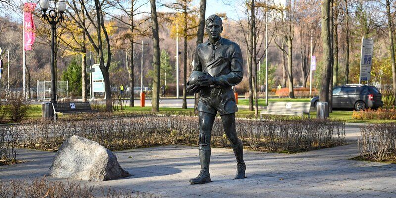 Вратарь покидает стадион: памятник Яшину в «Лужниках» демонтируют на время ремонта
