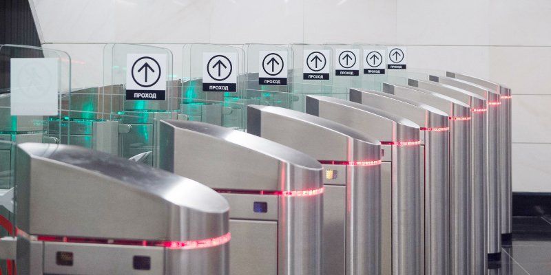 Быстрые и современные: на каких станциях метро обновили турникеты