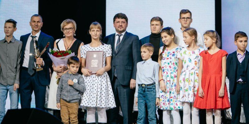 Лучшие приемные семьи Москвы получили «Крылья аиста»