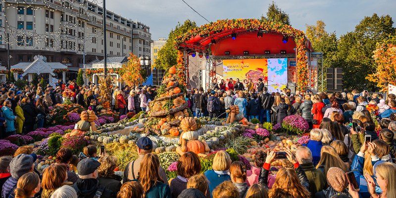 Гонки на тракторах и цветочные баттлы: чем еще удивят первые дни фестиваля «Золотая осень»
